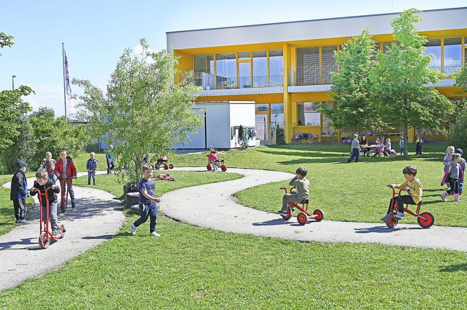Kindergarten Laahen Freibereich mit spielenden Kindern