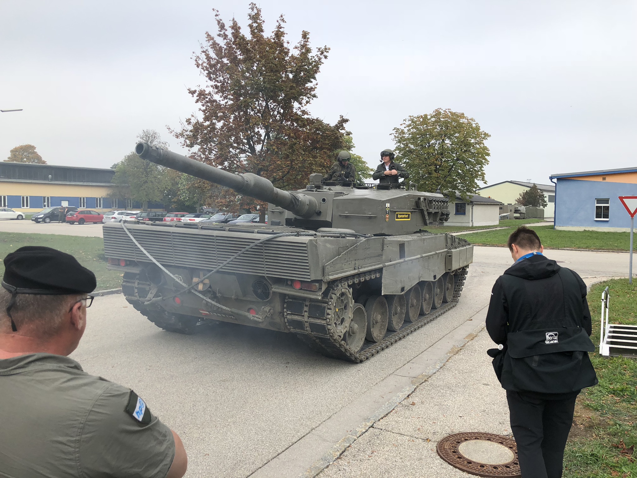 ein Panzer fährt auf einer Straße