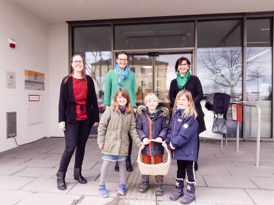 Videobotschaft wird von den Kindern des Kindergartens Franziskanerinnen an Generationen-Stadträtin Margarete Josseck-Herdt für die Bewohner der städtischen Seniorenbetreuung überreicht. Mit am Bild Frau Maria Hager und Frau Karin Leindecker