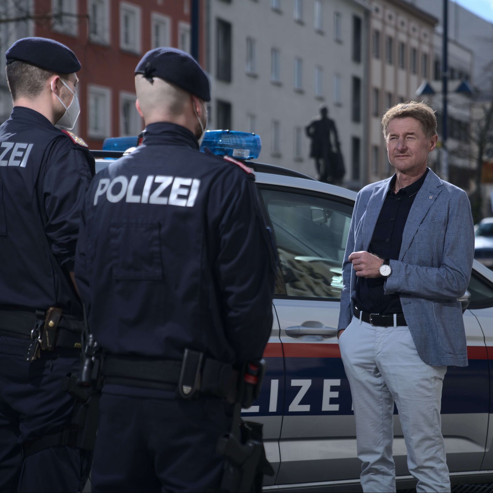 Vizebürgermeister Gerhard Kroiß im Gespräch mit Polizisten