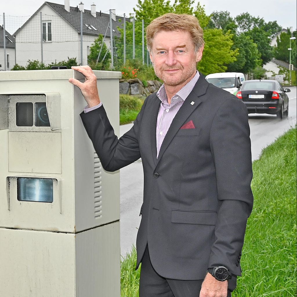 Herr Vizebürgermeister Gerhard Kroiß steht bei einem Radarkasten