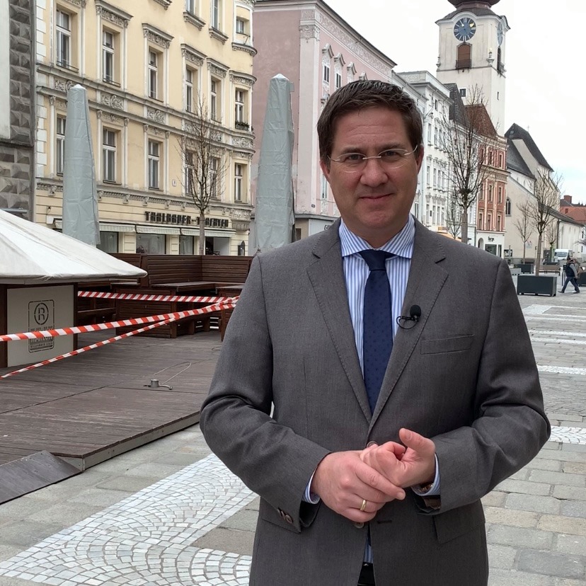 Dr. Andreas Rabl steht am Stadtplatz in Wels.