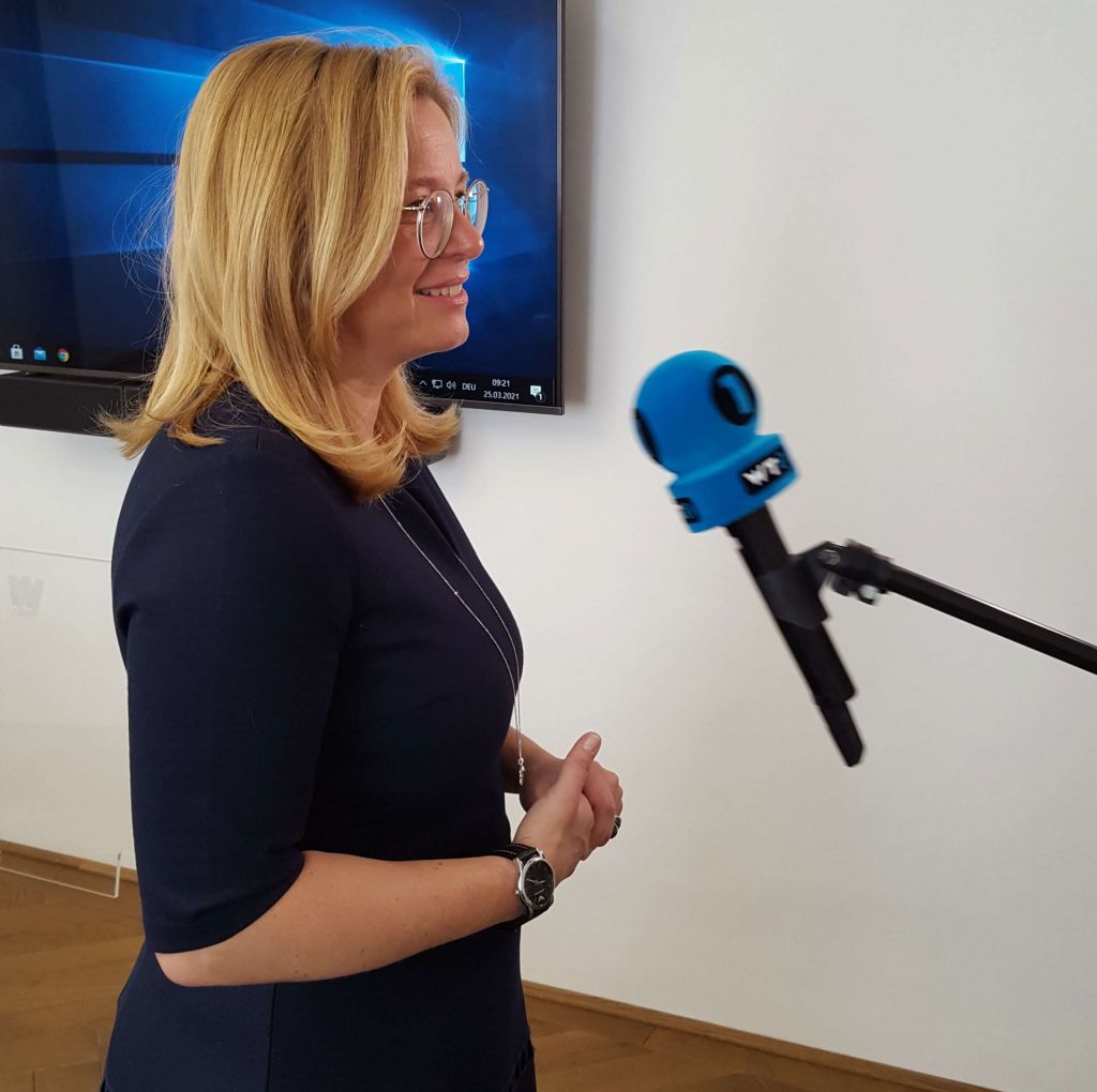 Frau Vizebürgermeister Raggl-Mühlberger gibt ein Interview