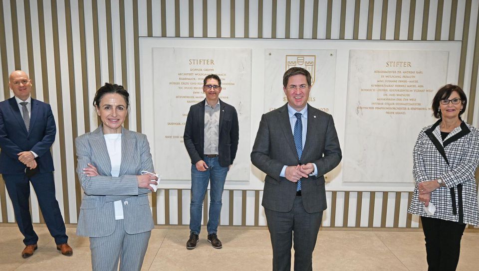 Im Bild: HS-Prof. Mag. Dr. OStR. Emmerich Boxhofer, Frau MEd. Dr. MA Danièle Hollick; Herr Gruber, Bürgermeister Dr. Andreas Rabl und Stadträtin Josseck-Herdt