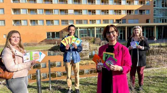 Stadträtin Josseck-Herdt mit Diana Jukic und Dr. Michael Hoang vom Leo Club Wels und Haus Neustadt-Leiterin Ing. Regina Lint