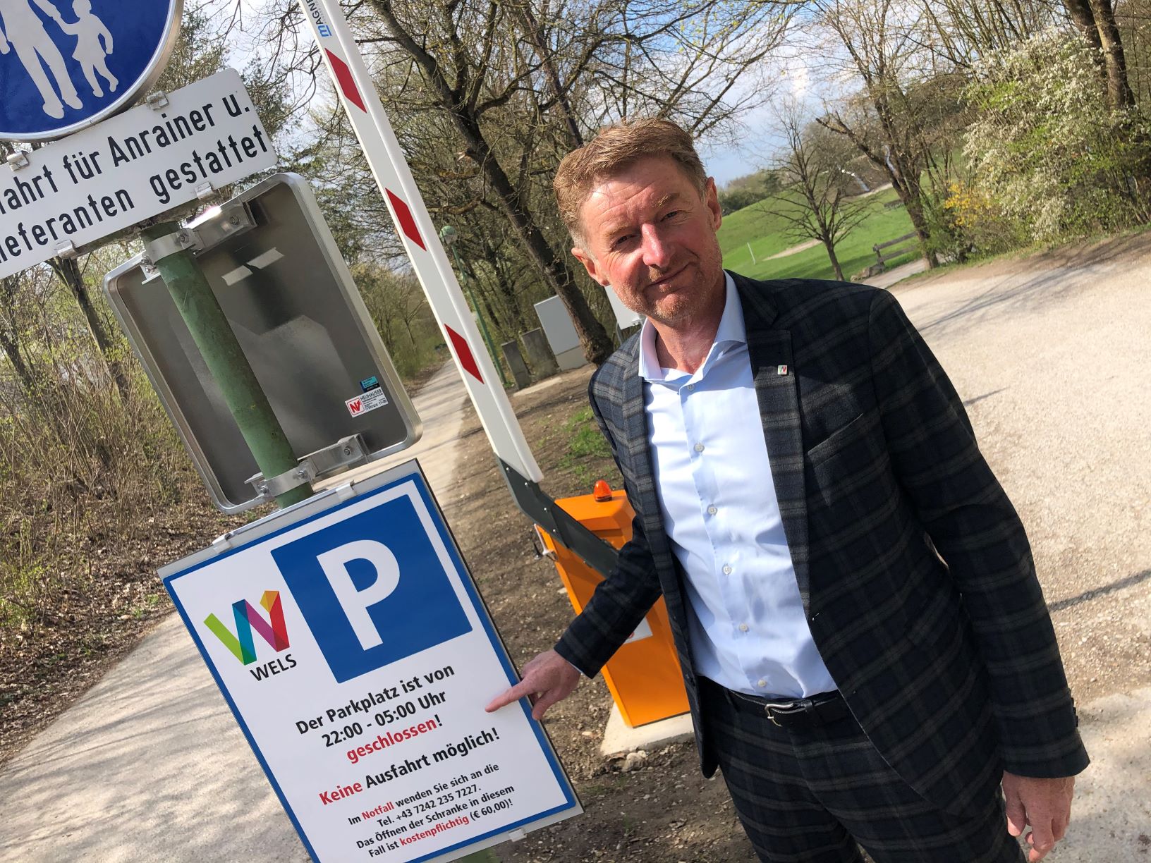 sicherheitsreferenz Vzbgm. Gerhard Kroiß vor dem Schranken und dem Hinweisschild in der Freizeitanlage