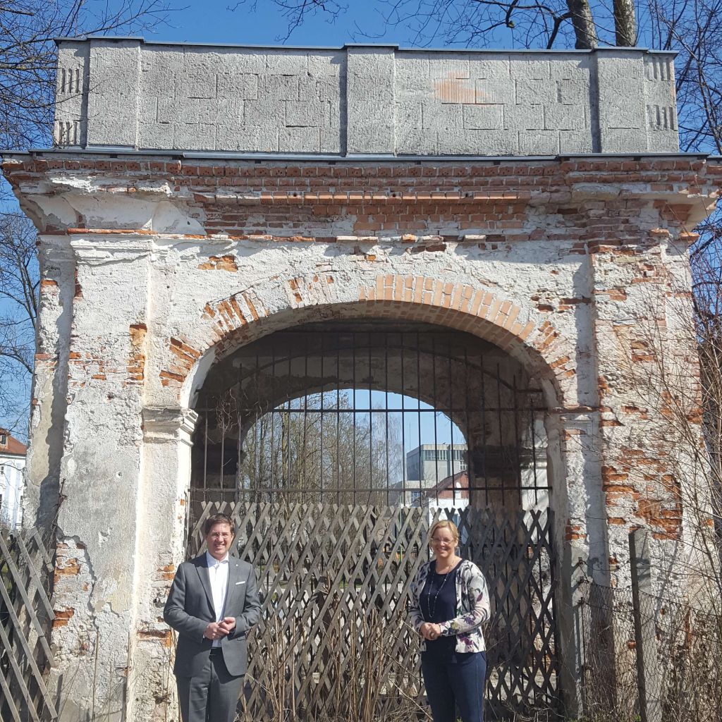 Bürgermeister Dr. Andreas Rabl und Vizebürgermeisterin Christa Raggl-Mühlberger stehen vor dem renovierungsbedürftigen Torbogen im Westen des Schlossparks Lichtenegg