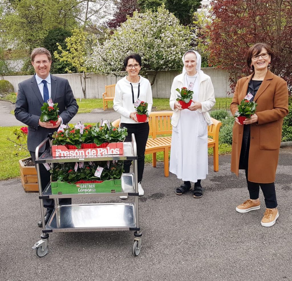 Bürgermeister Dr. Andreas Rabl und Stadträtin Josseck-Herdt übergeben die Blumenstöcke an die Bruderliebe