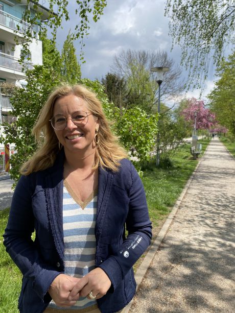 Frau Vizebürgermeister Raggl-Mühlberger steht am Treppelweg