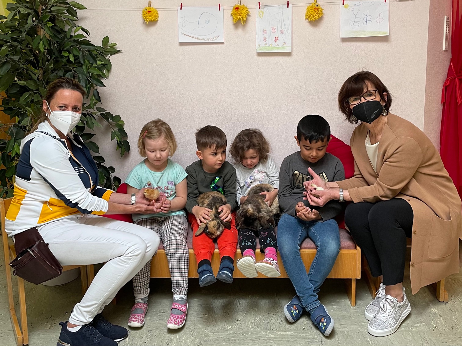 Stadträtin Josseck-Herdt mit der Leiterin Frau Weidinger, den Kindern und den Kücken