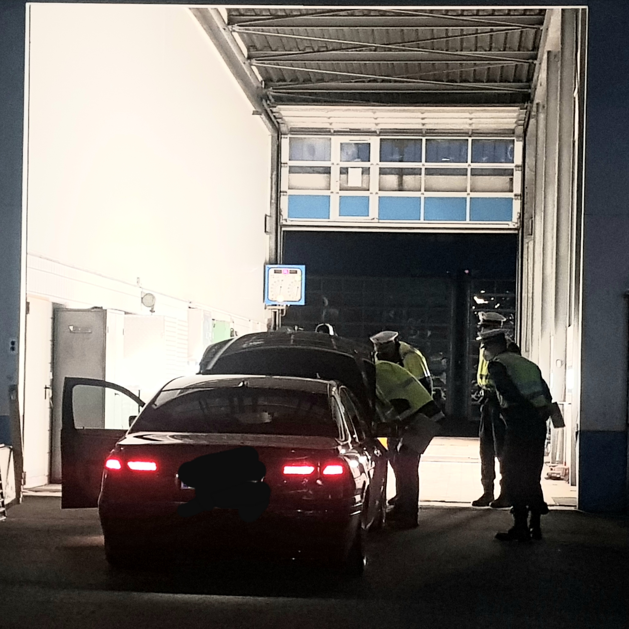 Polizisten kontrollieren Autos