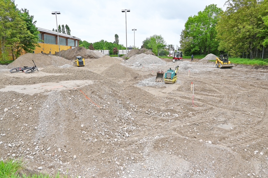 Es ist eine Schotter Hügel Landschaft zu sehen, diese deutet bereits die ersten Fahrstreifen der Pumptrackfahrbahn an