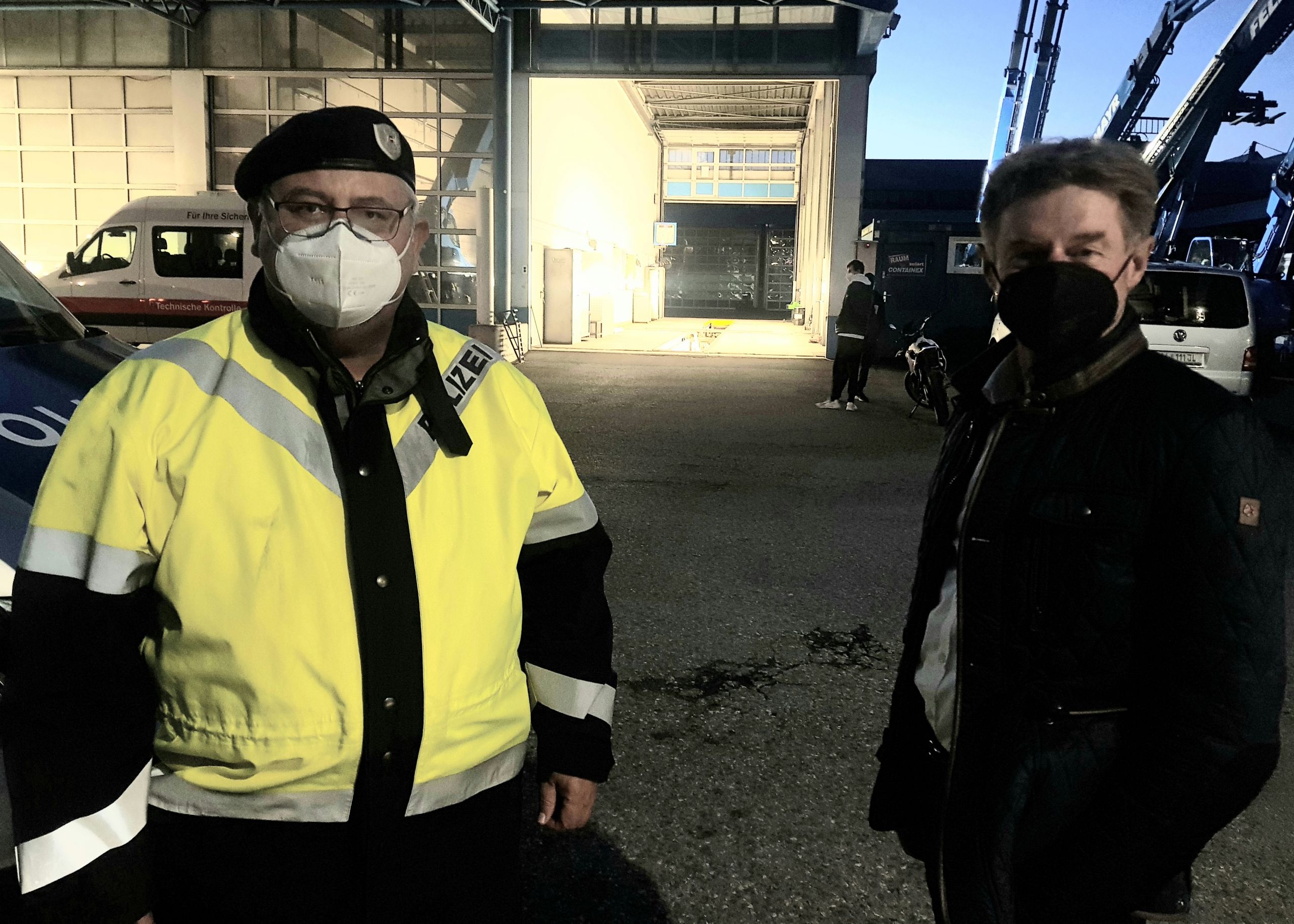 Kroiß und Polizist bei der Kontrollstelle der Autos