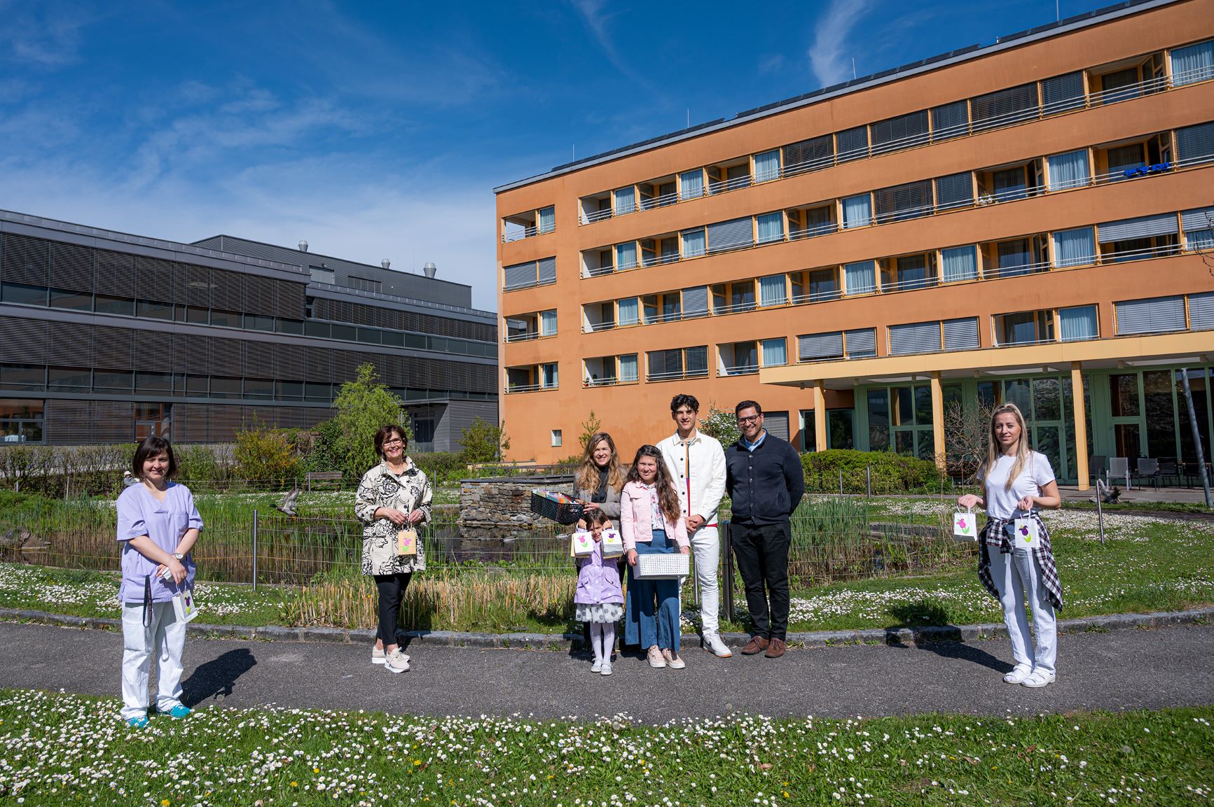 Übergabe der Dankeskarten von der Glaubensgemeinschaft der Zeugen Jehovas an Stadträtin Josseck-Herdt und die Pflegerinnen des Alten-und Pflegeheims Neustadt