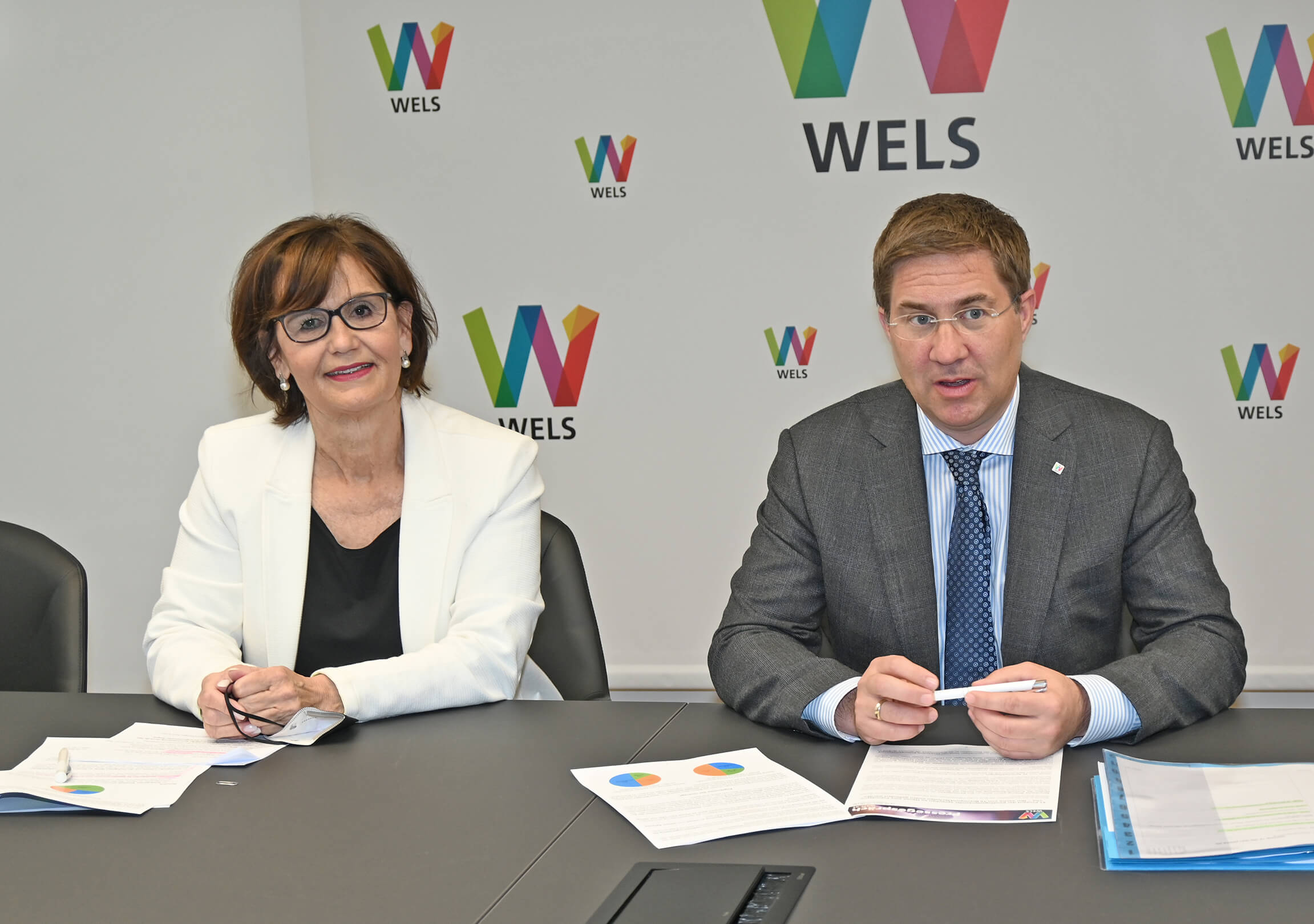 Der Bürgermeister und Stadträtin Josseck-Herdt bei der Pressekonferenz