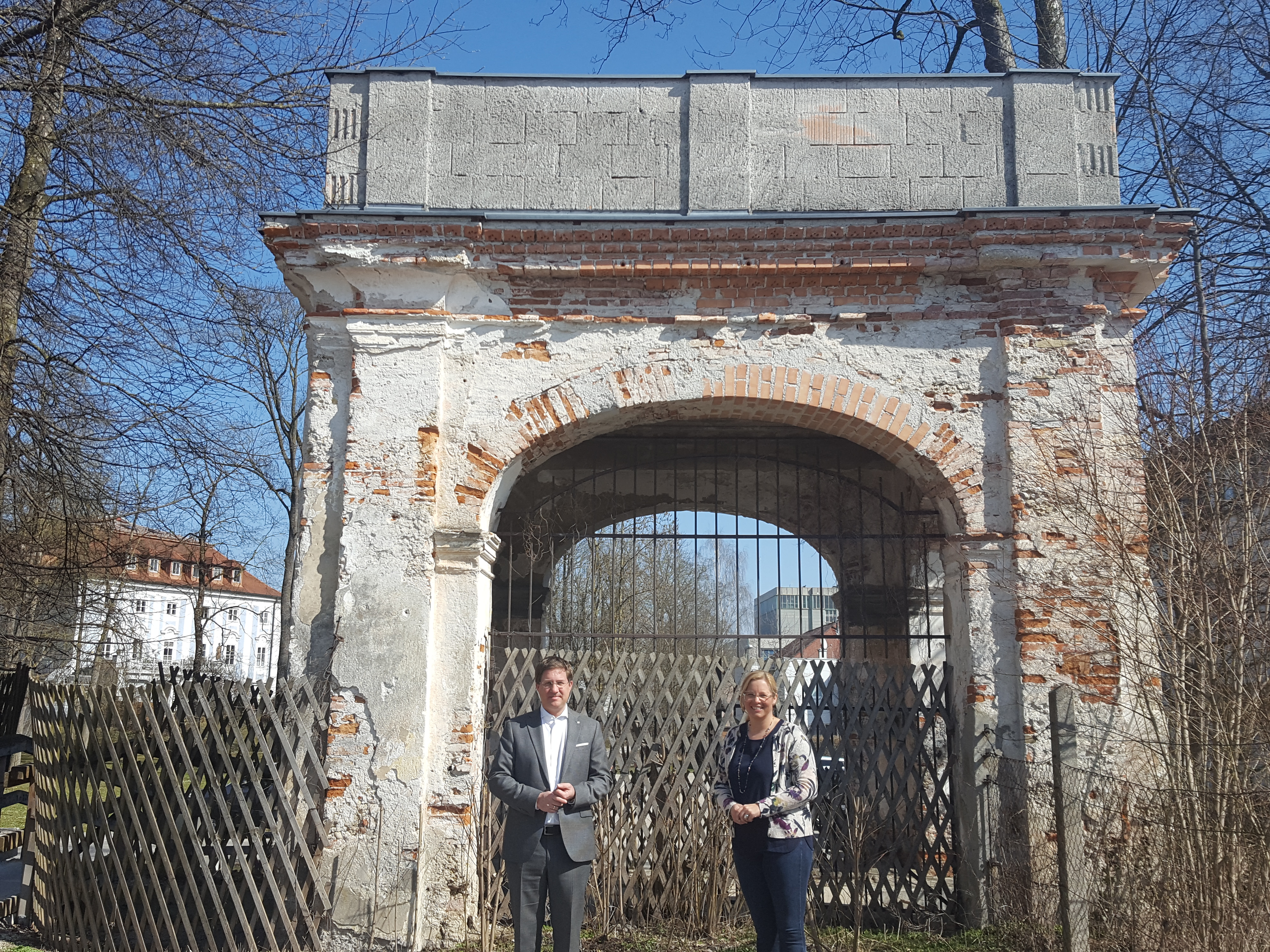 Bürgermeister Dr. Andreas Rabl und Vzbgm. Christa Raggl-Mühlberger vor Torbogen im Schlosspark Lichtenegg