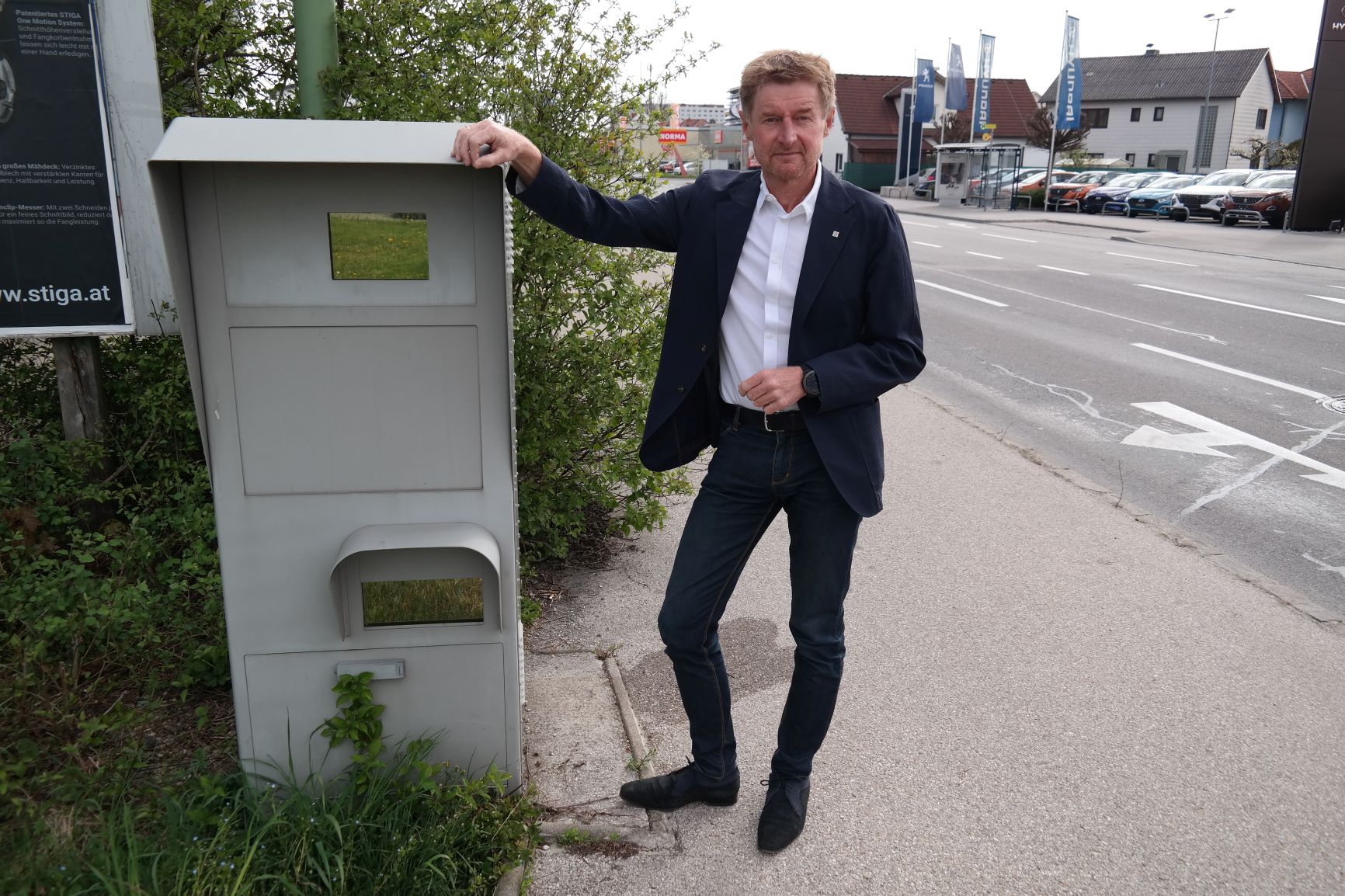 Vzbgm. Gerhard Kroiß neben einem Radar auf der Salzburgerstraße in Wels