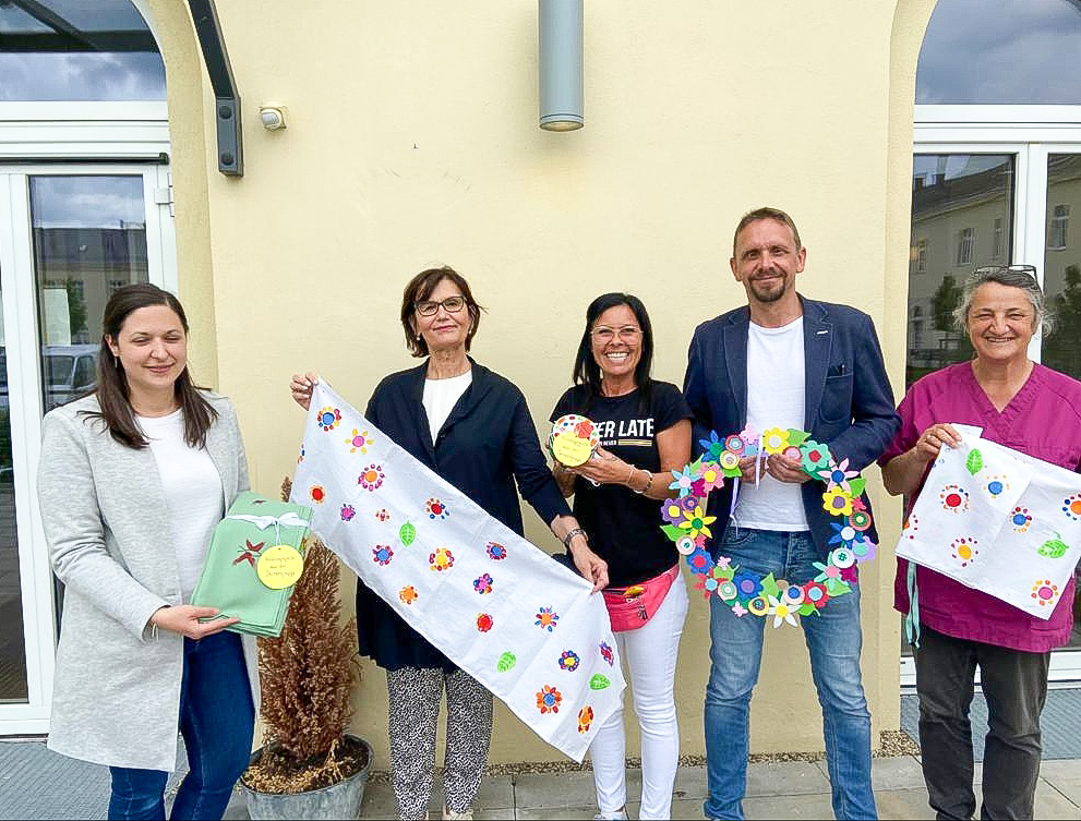 Stadträtin Josseck-Herdt mit Elemtarpädagogin Frau Christine Mairbäurl, Obmann des Kindergartens, Ingo Spindler, und den beiden Pflegerinnen Marion Pöll und Rita Reder zeigen die selbst-gebastelten Geschenke der Kinder her.