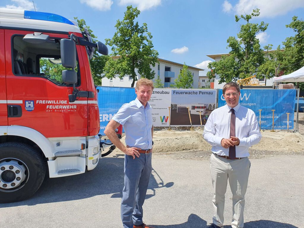 Bgm. Dr. Andreas Rabl und Vzbgm. Gerhard Kroiß stehen neben einem Feuerwehrfahrzeug neben der Stelle, wo der Spatenstich stattgefunden hat.