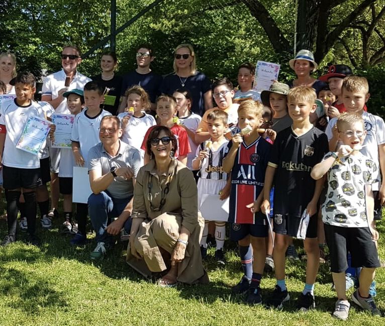 Stadträtin Josseck-Herdt mit den jungen Kickern und den Hort Leitern