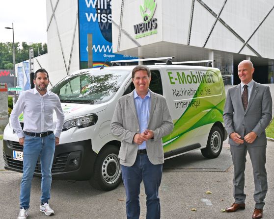 Bürgermeister Dr. Andreas Rabl mit dem ersten städtischen Transportfahrzeug mit Elektroantrieb