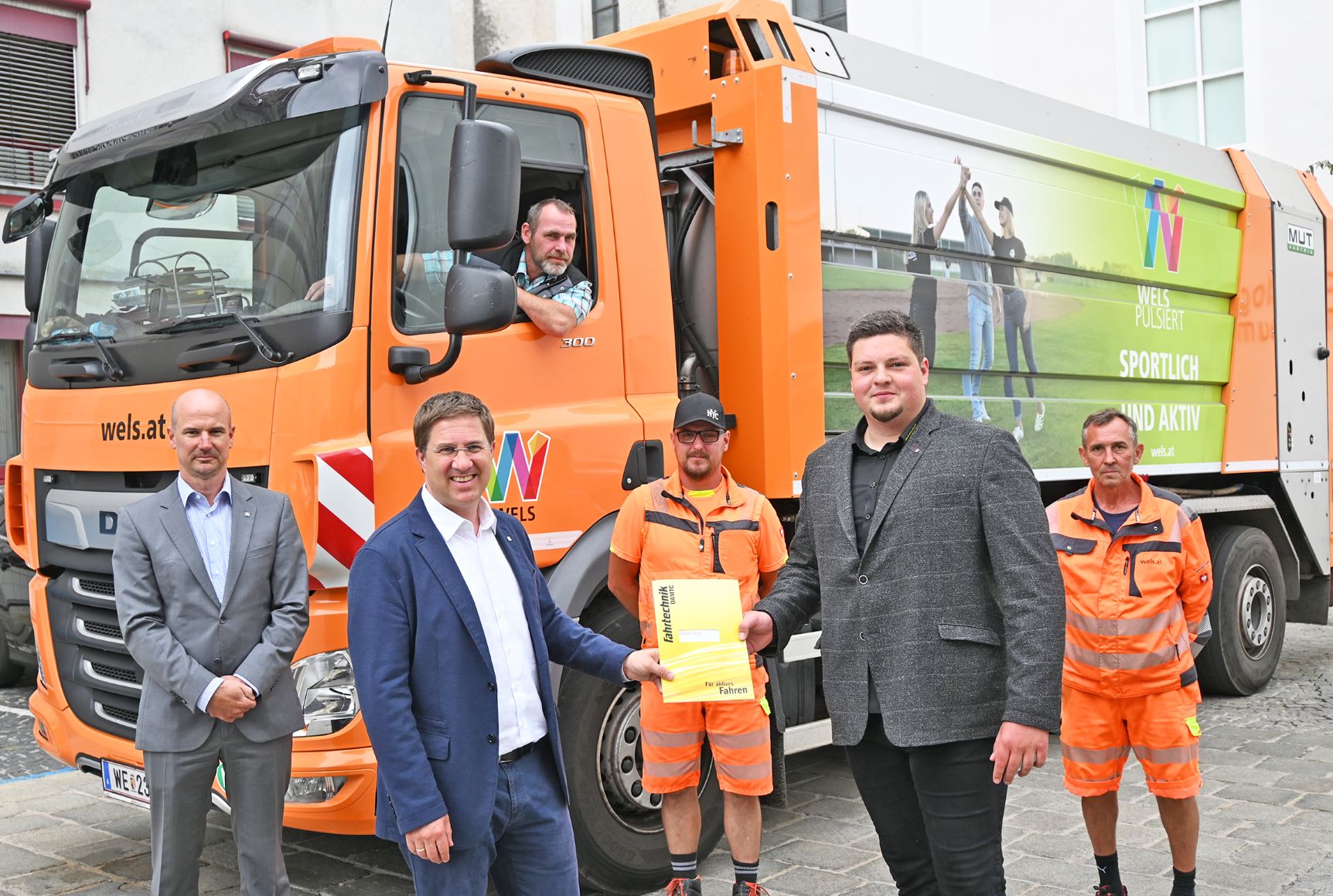 Bürgermeister Dr. Andreas Rabl mit Magistratsdirektor Dr. Peter Franzmayr und mit den Lenkern der Abfallentsorgung