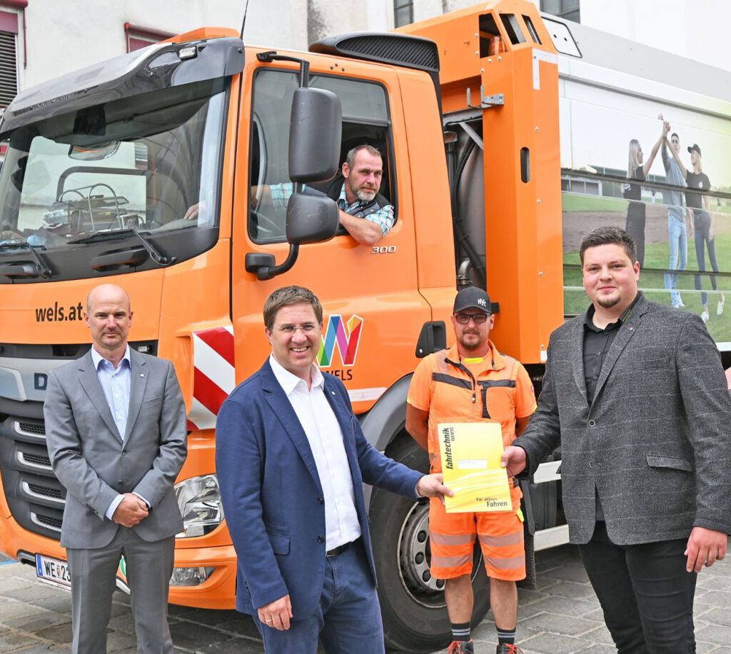Bürgermeister Dr. Andreas Rabl mit Magistratsdirektor Dr. Peter Franzmayr und mit den Lenkern der Abfallentsorgung