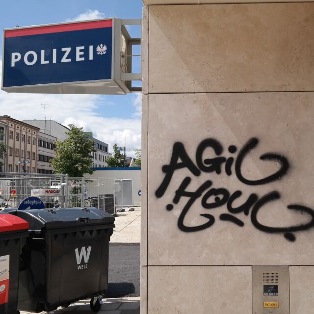 Eingang Polizeiinspektion Innere Stadt am KJ, Wand neben dem Eingang (über dem Klingelschild) ist mit Graffiti beschmiert
