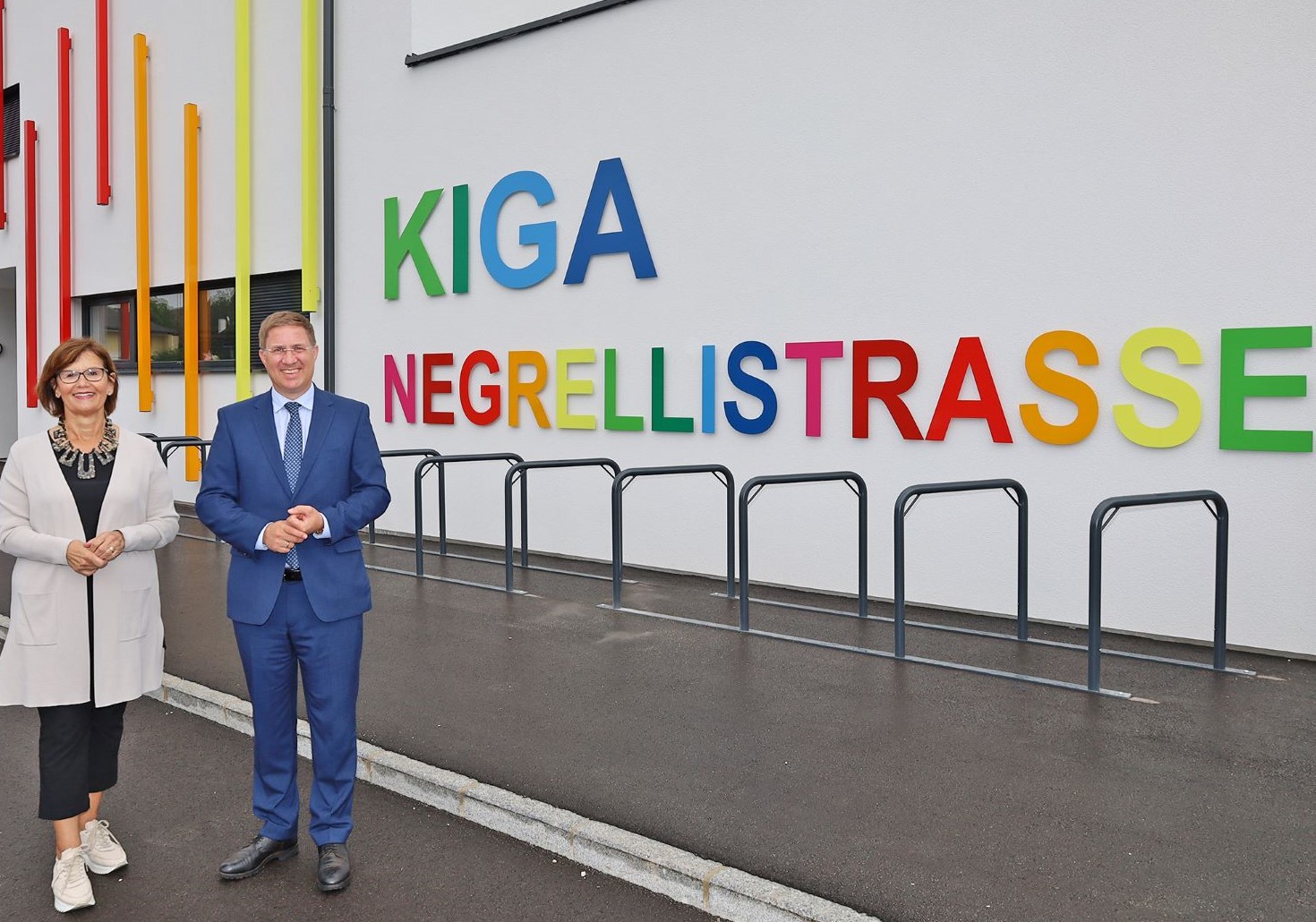 Bürgermeister Dr. Andreas Rabld mit Generationen-Stadträtin Margarete Josseck-Herdt vor dem Kindergarten Negrellistraße