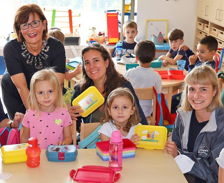 Generationenstadträtin Margarete Josseck-Herdt bei der Verteilung im neuen Kindergarten Negrellistraße