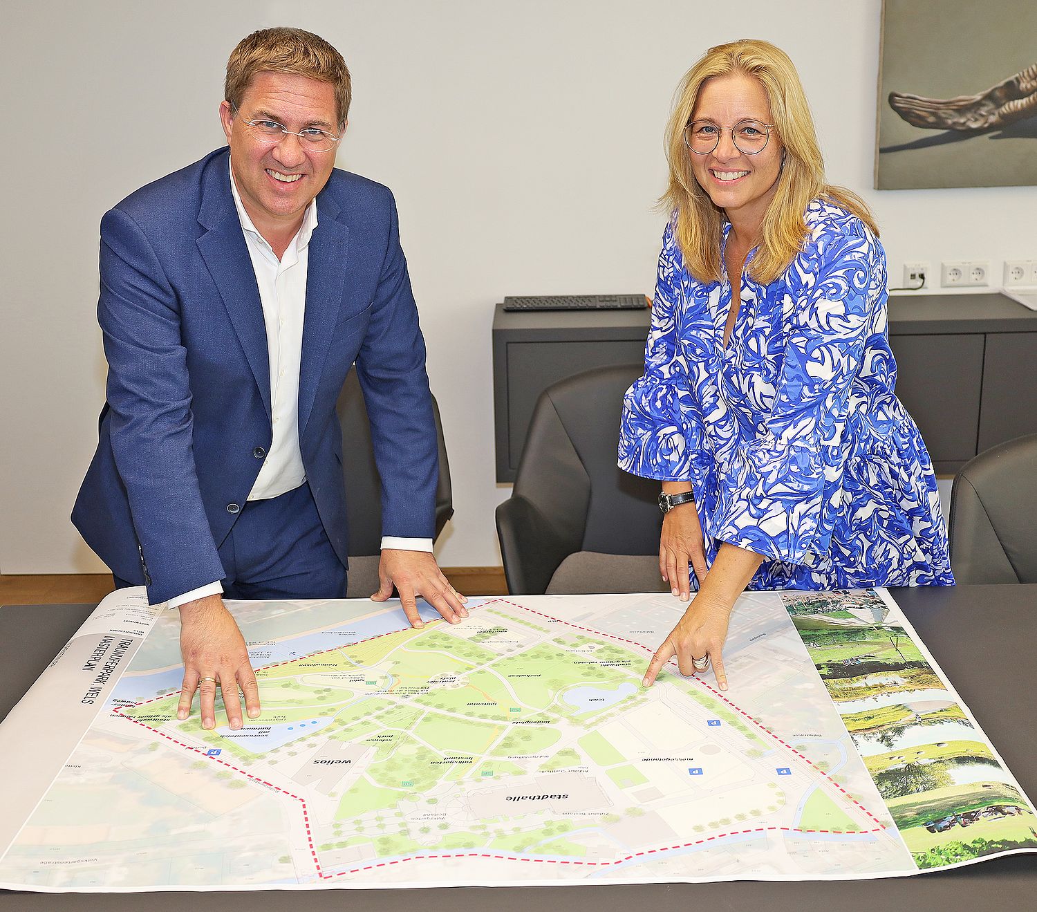 Bürgermeister Dr. Andreas Rabl und Vizebürgermeisterin Christa Raggl-Mühlberger stehen vor dem Plan des zukünftigen Central Parks