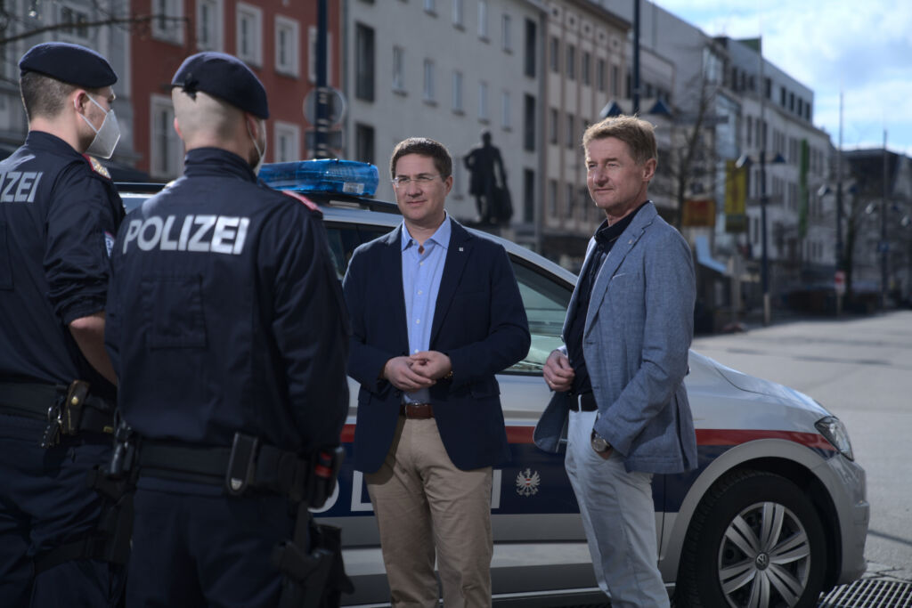 Bürgermeister Dr. Andreas Rabl und Vzbgm. Gerhard Kroiß im Gespräch mit 2 Polizisten auf dem Stadtplatz