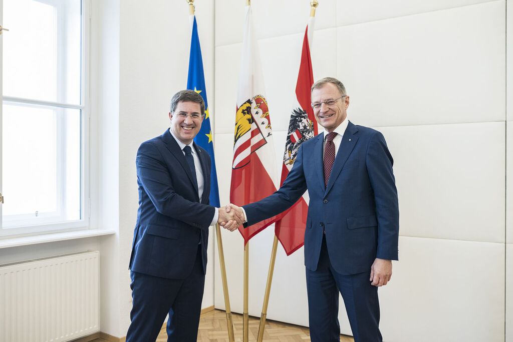 Bürgermeister Dr. Andreas Rabl schüttelt die Hand von Landeshauptmann Thomas Stelzer