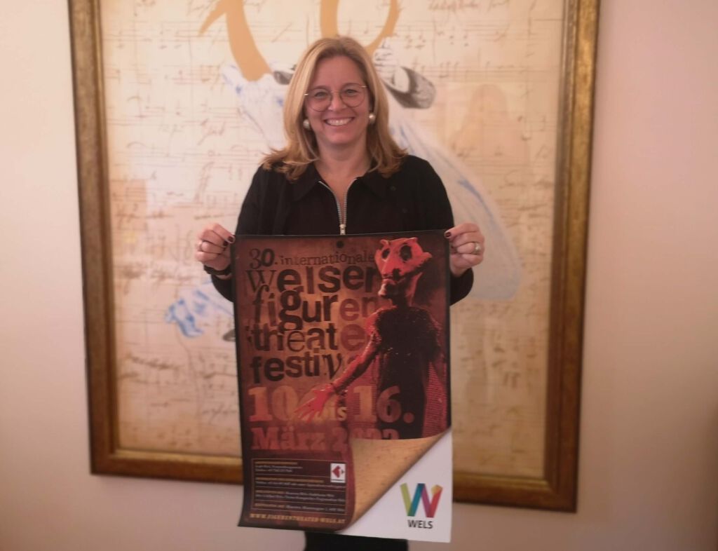 Vizebürgermeisterin Christa Raggl-Mühlberger mit Plakat des 30. Internationalen Welser Figurentheaterfestival