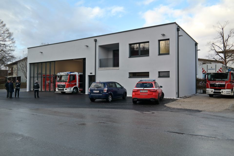 Das neue Gebäude der Feuerwache Pernau mit Fahrzeugen der Feuerwehr sind zu sehen.