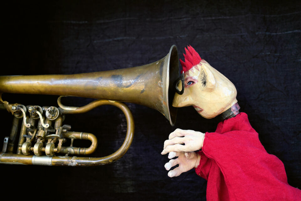 Trompete links, Figurentheater Puppe aus dem Stück