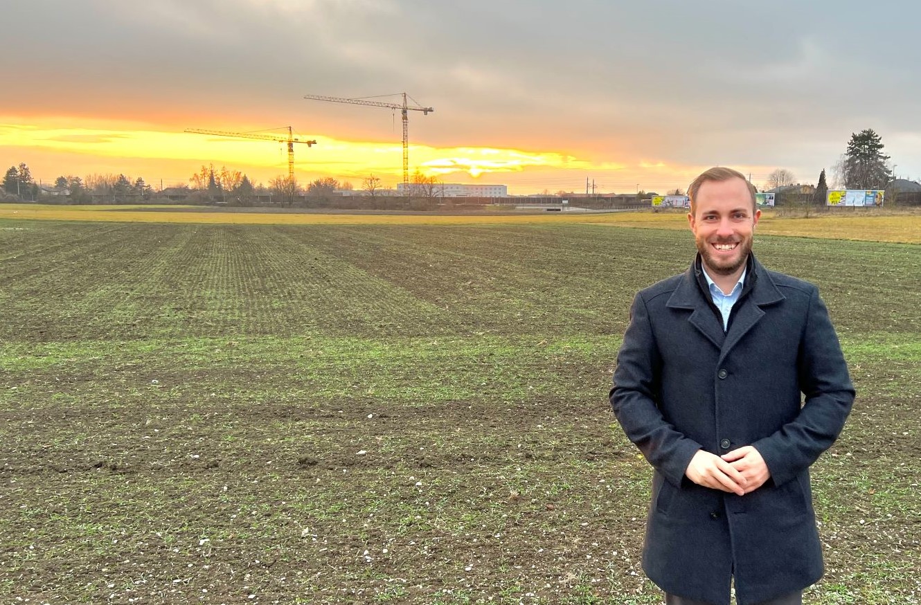 Stadtrat Ralph Schäfer, MSc. im Hintergrund die