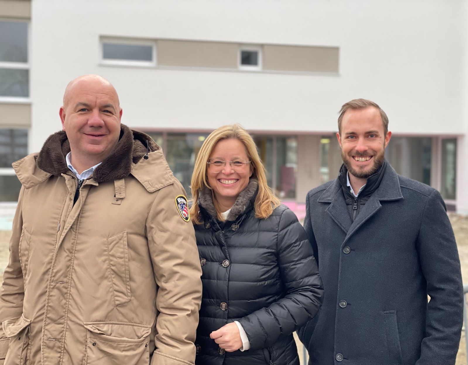 v.l.n.r. Vorstandsvorsitzender der Welser Heimstätte Mag. Jörg Teufelberger, Vizebürgermeisterin Christa Raggl-Mühlberger und Stadtrat Ralph Schäfer, MSc vor dem Generationenwohnen