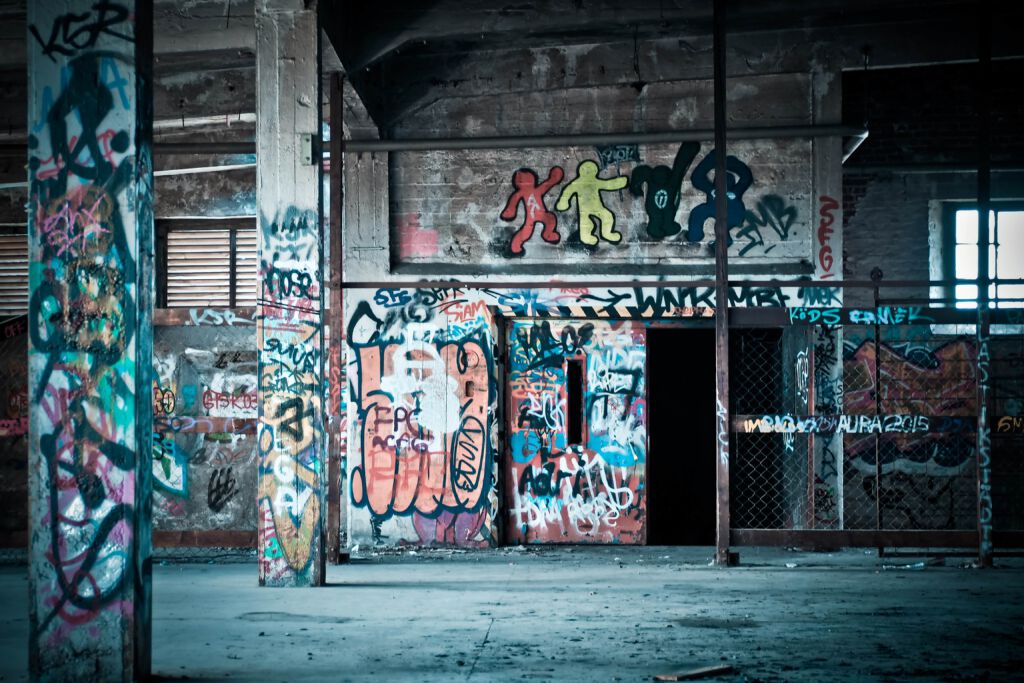 Wand eines leerstehenden Gebäudes mit Graffiti Kunst