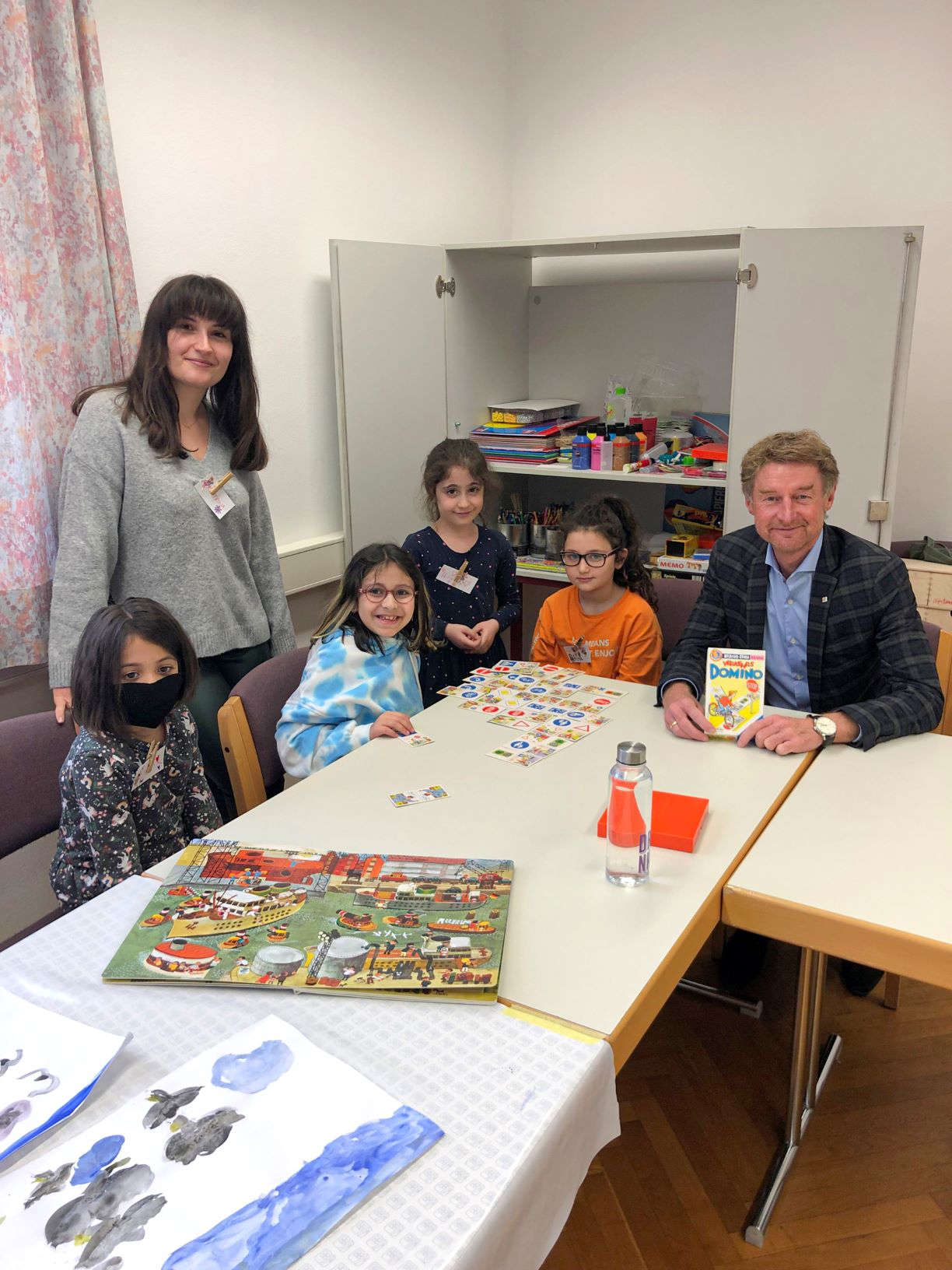 Vzbgm. Gerhard Kroiß mit den Kindern