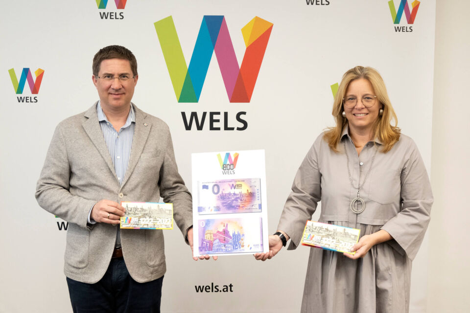 Bürgermeister Dr. Andreas Rabl und Vizebürgermeisterin Christa Raggl-Mühlberger präsentieren den 0-Euro Schein