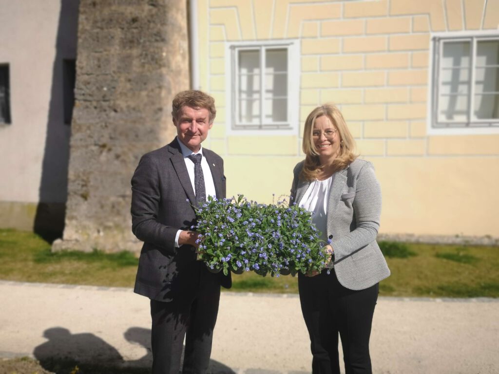 Vizebürgermeister Gerhard Kroiß und Vizebürgermeisterin Christa Raggl-Mühlberger bei der Bepflanzung des Pollheimerparks