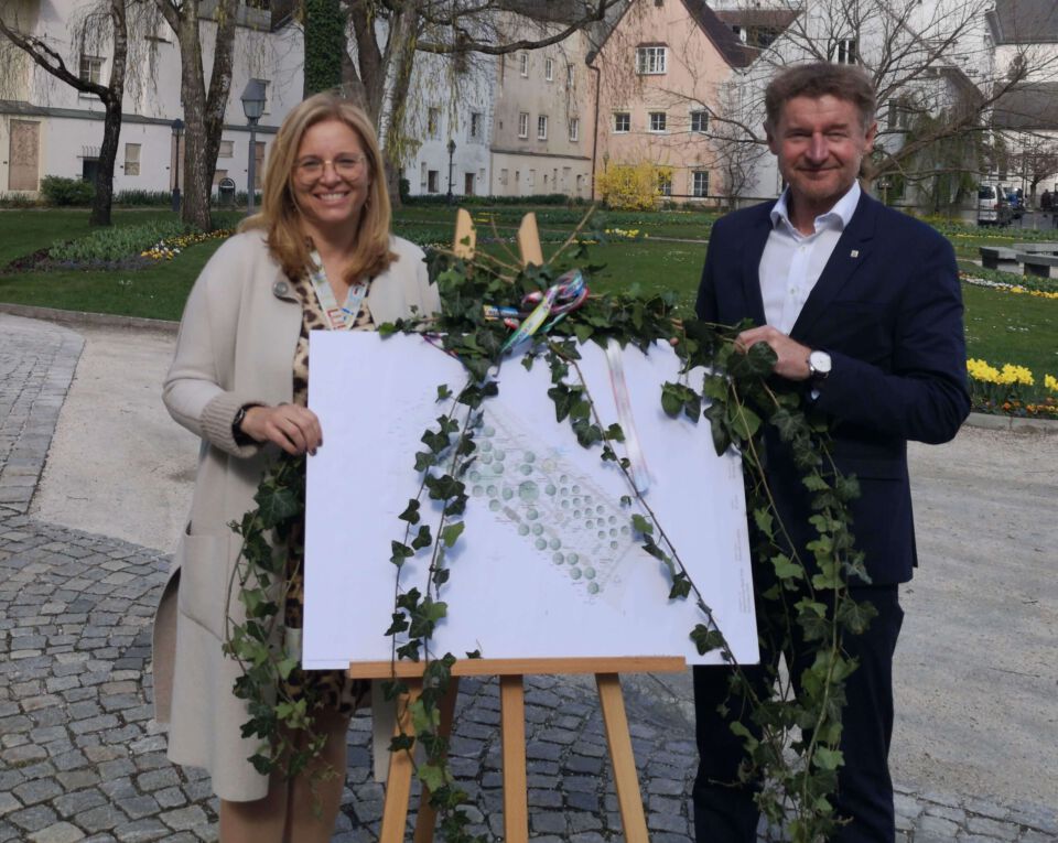 Vizebürgermeisterin Christa Raggl-Mühlberger und Vizebürgermeister Gerhard Kroiß präsentieren den Plan des Franziskusparks im Burggarten