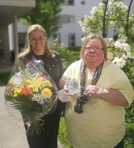 Vizebürgermeisterin Christa Raggl-Mühlberger mit der Bezieherin des 2222. Aktivpasses