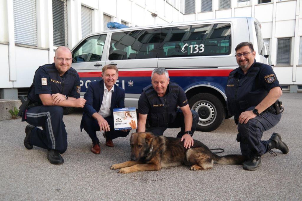 Vizebürgermeister Gerhard Kroiß mit 3 Beamten der Polizei Wels und einem Polizeihund
