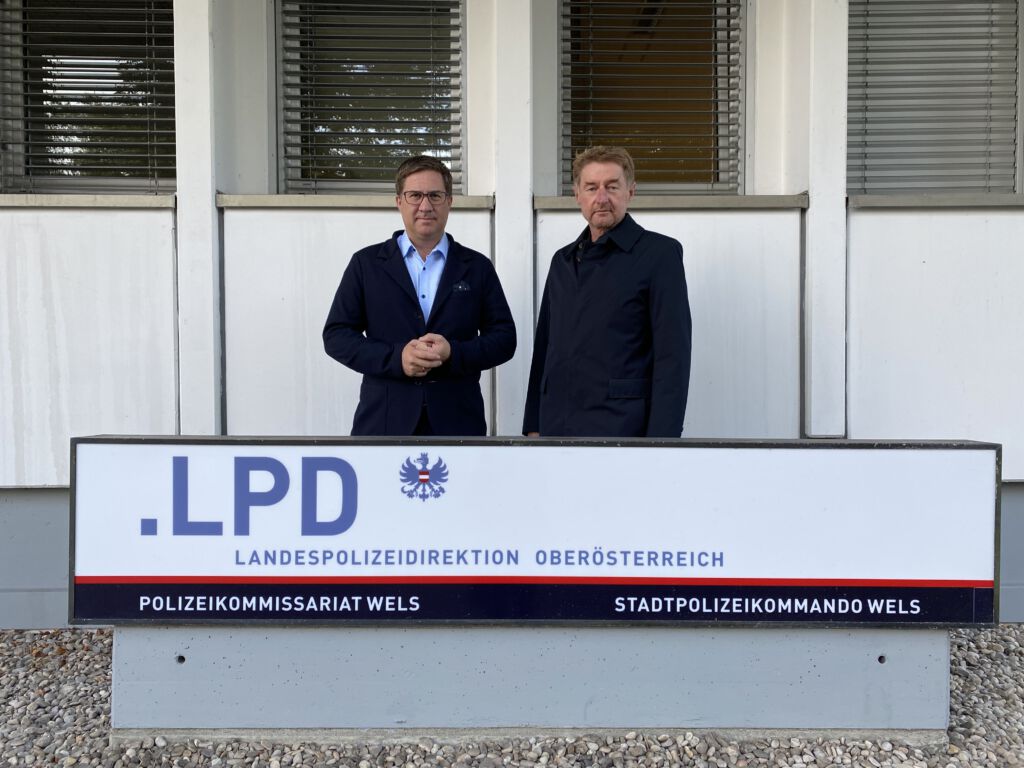 Bürgermeister Dr. Andreas Rabl und Vizebürgermeister Gerhard Kroiß vor dem Polizeigebäude in der Dragonerstraße