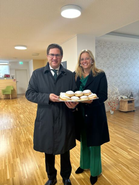 Bürgermeister Dr. Andreas Rabl und Vizebürgermeisterin Christa Raggl-Mühlberger mit einem Teller Krapfen für die Alten- und Pflegeheime