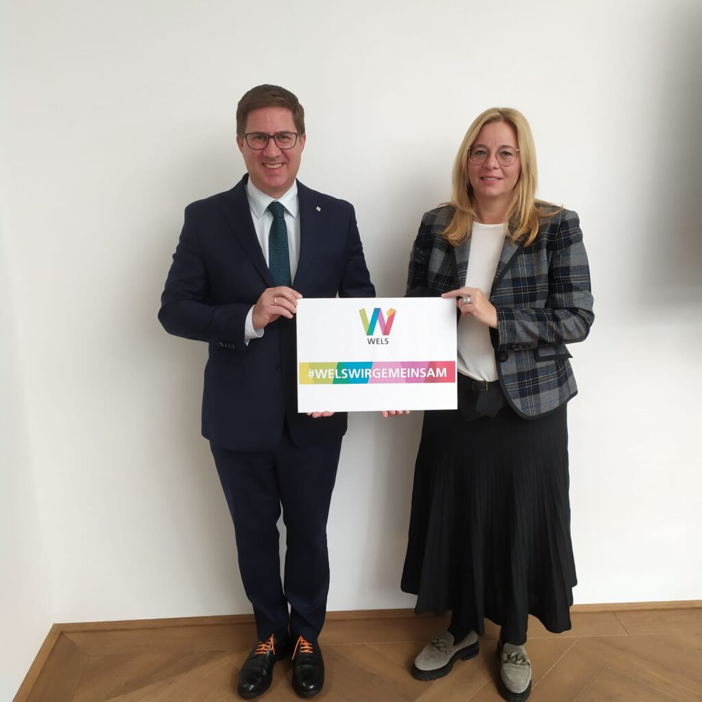 Bürgermeister Dr. Andreas Rabl und Vizebürgermeisterin Christa Raggl-Mühlberger mit einem Schild #WelsWirGemeinsam