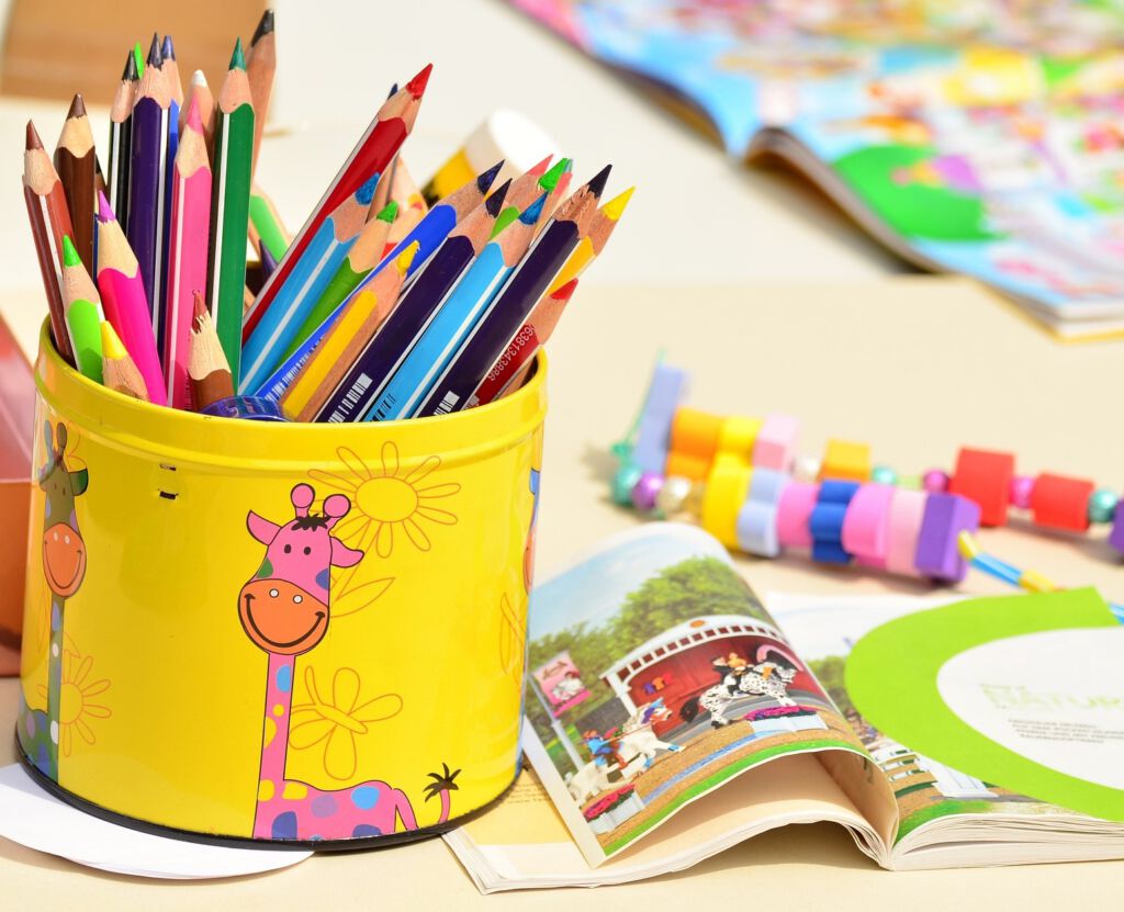 Kinderbetreuungseinrichtung: Buntstifte, Buch und Spielsachen