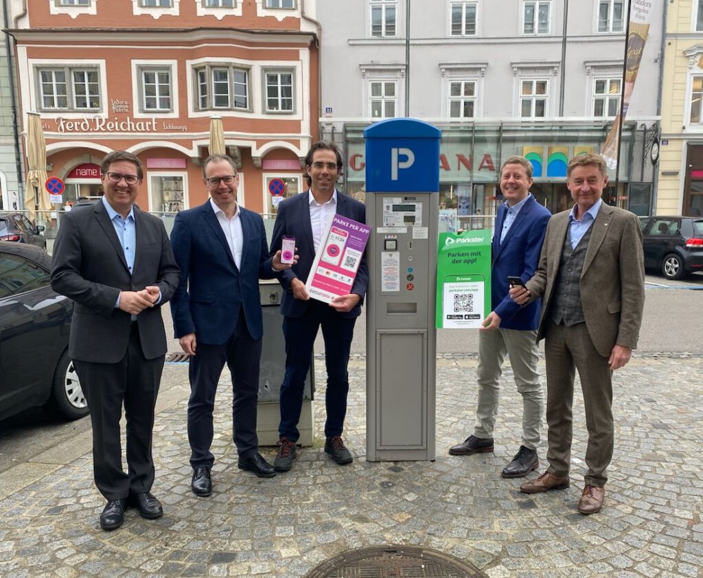 Bürgermeister Dr. Rabl und Vizebürgermeister Kroiß mit den Verantwortlichen der neuen Anbieter für das Handy-Parken am Welser Stadtplatz